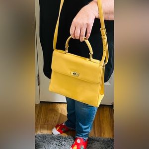 Rare vintage coach bag, manufactured in Italy '90.  It is called The Waverly.